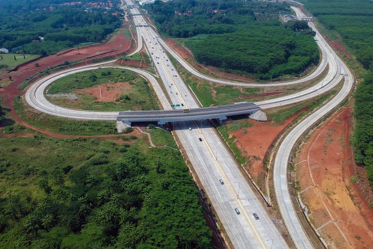 Foto udara sejumlah pemudik melintas di jalur Tol Trans Jawa, Kabupaten Batang, Jawa Tengah, Minggu (2/6/2019). Memasuki H-3 Lebaran, Kepolisian dan pihak tol masih memberlakukan jalan tol satu arah (One Way) dari Jakarta menuju Semarang, dengan kondisi arus terpantau ramai lancar. ANTARA FOTO/Harviyan Perdana Putra/hp.