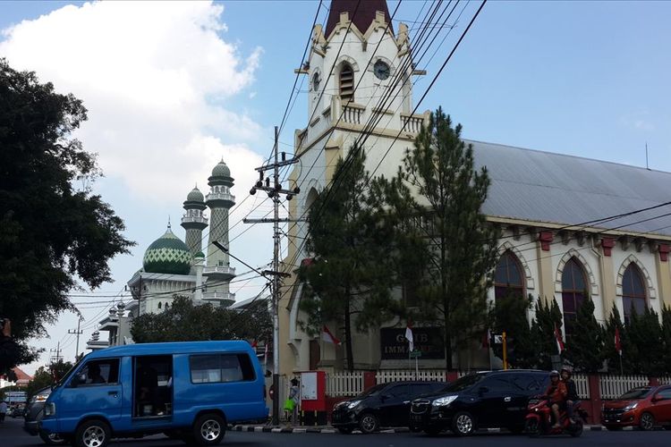 Gereja Protestan Indonesia bagian Barat (GPIB) Immanuel Kota Malang yang berdampingan dengan Masjid Agung Jami Kota Malang, Jumat (9/8/2019)