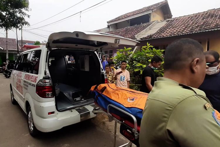 Tim Rescue BPBD Bandar Lampung membawa jasad pelaku bunuh diri, Namin (50) ke mobil jenazah, Rabu (28/8/2019). Evakuasi jenazah pelaku bunuh diri dari dalam sumur terhambat karena bambu penarik patah.