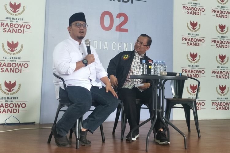 Koordinator juru bicara Badan Pemenangan Nasional (BPN) Dahnil Anzar Simanjuntak dalam sebuah diskusi di media center pasangan Prabowo-Sandiaga, Jalan Sriwijaya I, Jakarta Selatan, Senin (18/3/2019).  