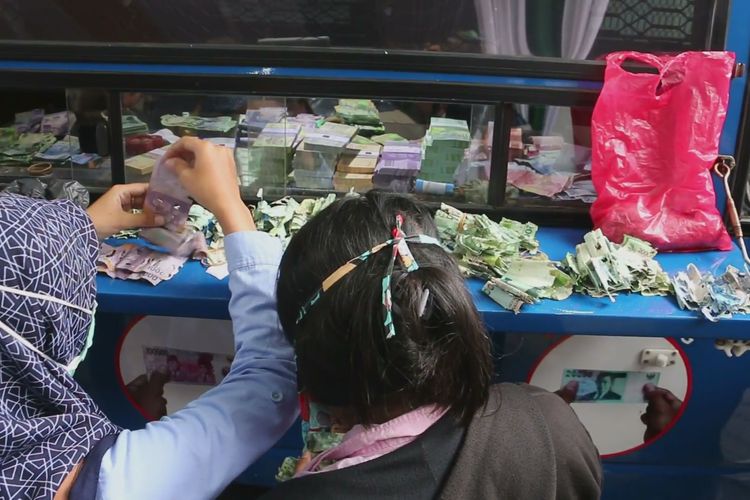 Dua orang wanita tampak sedang merapihkan dan menukarkan sejumlah uang kertas rusak di mobil penukaran uang di halaman Keraton Kacirebonan dalam kegiatan Mini Ekspo UMKM Wisausaha Bank Indonesia pada Senin (29/4/2019). Keduanya telah menabung bertahun-tahun untuk biasa sekolah keluarganya. 
