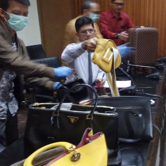 Barang bukti pencucian uang berupa tas mewah milik Bupati Kutai Kartanegara Rita Widyasari ditunjukkan dalam jumpa pers di Gedung KPK Jakarta, Selasa (16/1/2018).