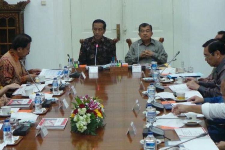 Suasana saat Presiden Joko Widodo memimpin rapat terbatas bersama sejumlah menteri Kabinet Kerja di Istana Bogor, Jawa Barat, Senin (16/2/2015).