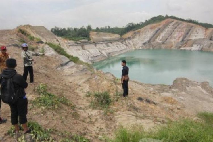 Warga memperlihatkan lokasi lubang tambang batu bara di kawasan Jalan Usaha Tani, Makroman, Kecamatan Sambutan, Samarinda, Kalimantan Timur.