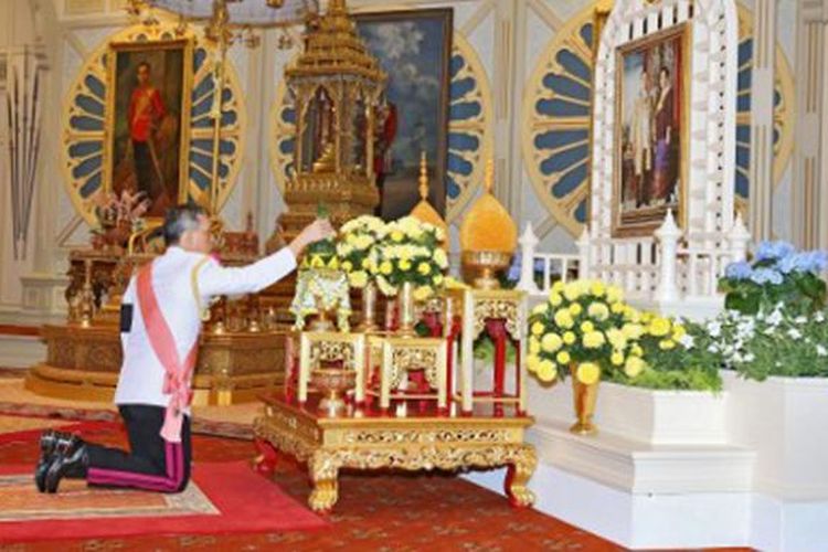 Dokumentasi Kerajaan Thailand, menggambarkan Putra Mahkota Maha Vajiralongkorn memberikan penghormatan kepada almarhum ayahnya, Raja Bhumibol Adulyadej, sesaat setelah dia didaulat menjadi Raja bru Thailand, Kamis (1/12/201).

 