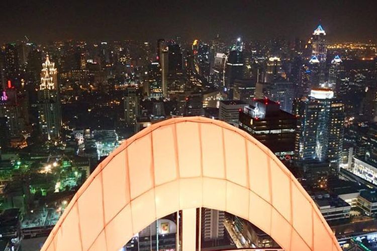 Pemandangan kota Bangkok, Thailand di malam hari.