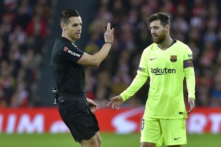 Wasit Carlos del Cerro Grande memberi instruksi kepada Lionel Messi pada pertandingan Athletic Bilbao vs Barcelona di Stadion San Mames dalam lanjutan La Liga Spanyol, 10 Februari 2019. 