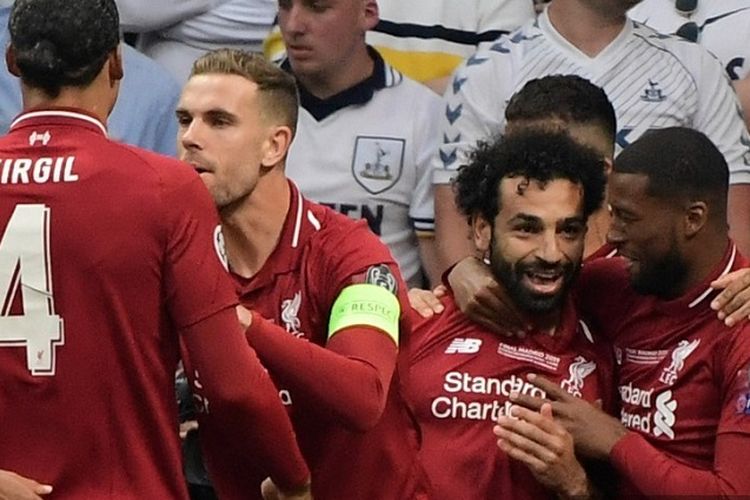Penyerang Liverpool, Mohamed Salah, merayakan gol dengan rekan setimnya setelah mencetak gol via penalti saat pertandingan final Liga Champions antara Liverpool vs Tottenham Hotspur di Stadion Wanda Metropolitano di Madrid pada 1 Juni 2019. 