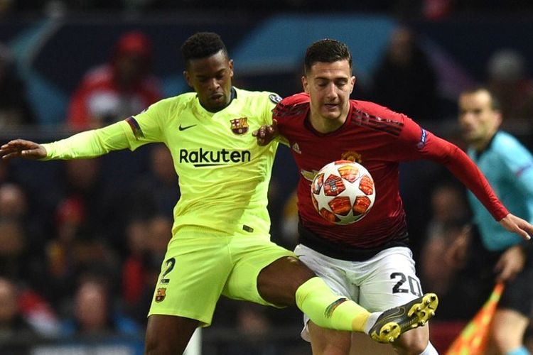 Nelson Semedo mencoba menahan laju Diogo Dalot pada pertandingan Manchester United vs Barcelona dalam perempat final Liga Champions di Stadion Old Trafford, 10 April 2019. 