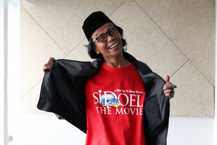 Artis peran Mandra berpose di sela wawancara promo film Si Doel The  Movie di kantor redaksi Kompas.com, Jakarta, Selasa (17/7/2018). Film ini akan mulai tayang di bioskop mulai 2 Agustus 2018.