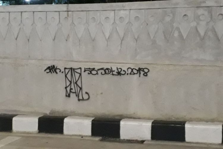 Coretan dari cat piloks di dinding underpass Mampang-Kuningan, Jakarta Selatan, Minggu (3/6/2018).