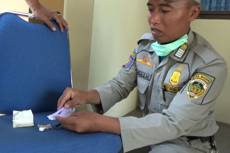 Anggota Satpol PP  menemukan jimat milik peserta tes cpns Kabupaten Madiun berupa rambut yang dibungkus dalam kertas. 
