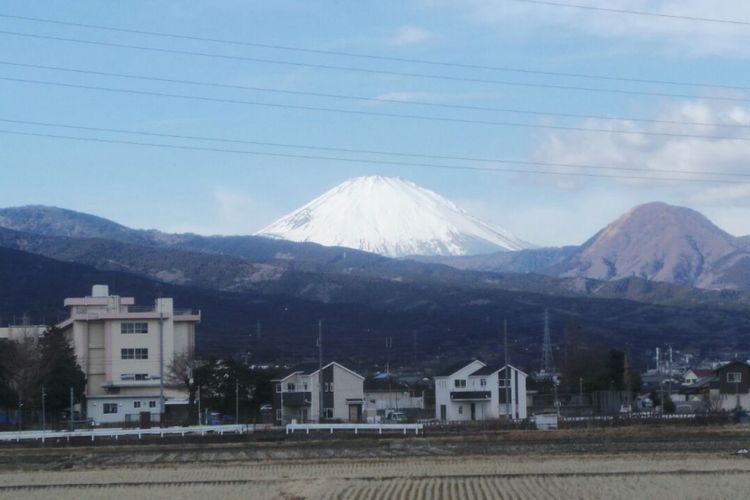 Pemandangan Gunung Fuji yang terlihat saat perjalanan ke Hakone dengan romance car. 