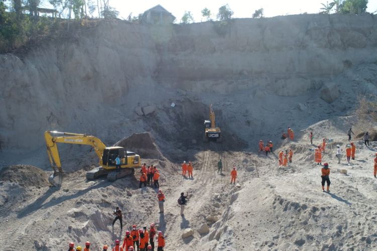 Tim SAR berhasil mengevakuasi tiga korban tertimbun longsor di Lombok Utara