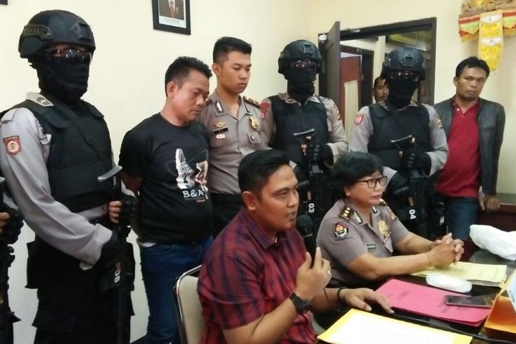 Wadir Narkoba Polda Bali AKPBP Sudjarwoko memberikan keterangan pers tentang penangkapan kurir narkoba di Mapolda Bali Rabu  (6/9/2017).