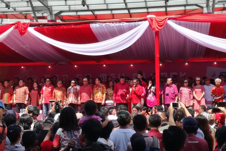 Penyanyi Edo Kondologit menyanyi lagu Indonesia Raya, didampingi sejumlah petinggi negara yang menghadiri Festival Cap Go Meh di LTC Glodok, Jakarta, Minggu (4/3/2018).