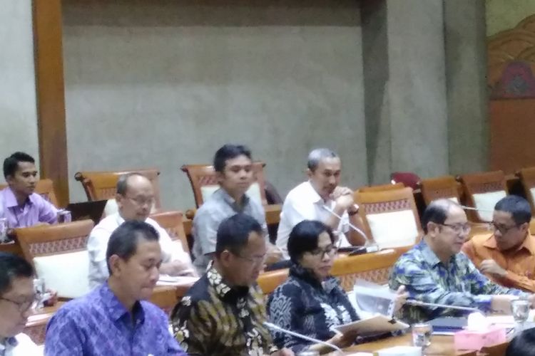 Sri Mulyani kembali menggantikan Menteri BUMN Rini Soemarno yang masih dilarang menghadiri rapat dengan DPR di Gedung Parlemen, Senayan, Jakarta, Senin (4/9/2017).