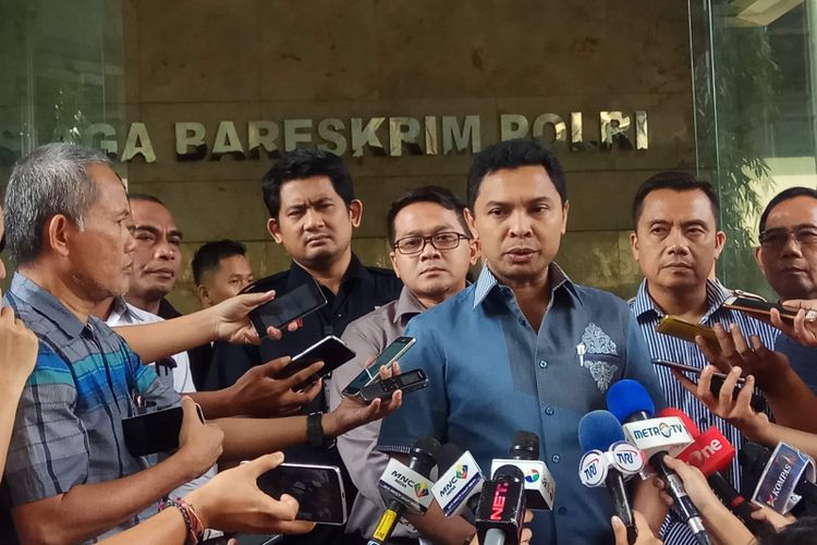 Direktur Tindak Pidana Umum Bareskrim Polri Brigjen Pol Herry Rudolf Nahak menanggapi pertanyaan awak media di Bareskrim Mabes Polri yang sementara bertempat di Kementerian Kelautan dan Perikanan, Jakarta Pusat, Kamis (10/8/2017).