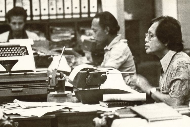 Suasana ruang redaksi harian Kompas saat masih menggunakan mesin tik. Pemimpin Umum Harian Kompas Jakob Oetama (kanan) tampak sedang mengetik.