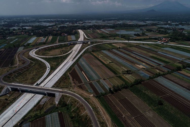 Foto udara Jalan Tol Pasuruan-Probolinggo dibangun oleh PT Waskita Toll Road di Jawa Timur, Minggu (26/5/2019).