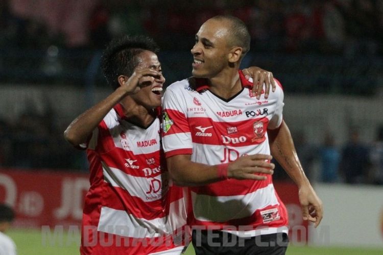 Peter Odemwingie dan Bayu Gatra merayakan gol Madura United ke gawang Semen Padang pada pertandingan Liga 1, Senin (12/6/2017). 