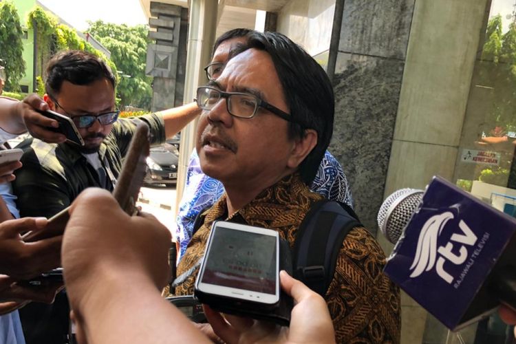 aktivis pembela korban kejahatan seksual, Ade Armando, mendatangi Bareskrim Mabes Polri untuk mendampingi RA dalam kasus dugaan pelecehan seksual di BPJS Ketenagakerjaan, Jakarta, Rabu (2/2/2018). 