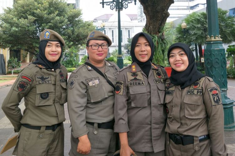 PPNS Satpol PP perempuan, Lusy Miftakhirodhiyah, dan anggota lainnya usai menutup Sense Karaoke dan Diskotek Exotic di Balai Kota DKI Jakarta, Kamis (19/4/2018). 