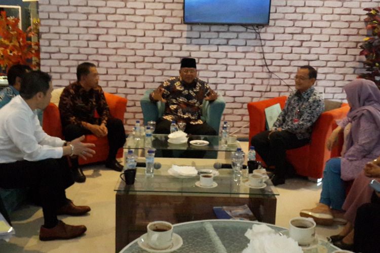 Kepala DPM-PTSP Provinsi Jawa Timur (kanan) bersama Bupati Malang Rendra Kresna di Rumah Kopi Amstirdam, Pendopo Kabupaten Malang, Kamis (18/1/2018)