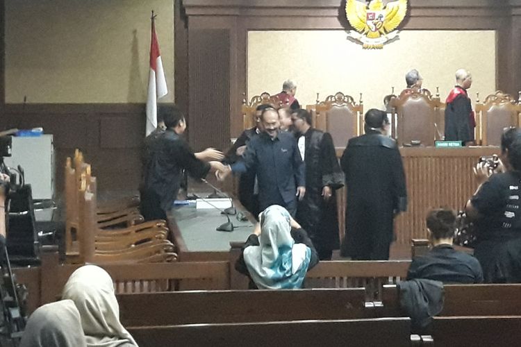 Fredrich Yunadi menjabat tangan jaksa KPK di Pengadilan Tipikor Jakarta, Jumat (22/6/2018).