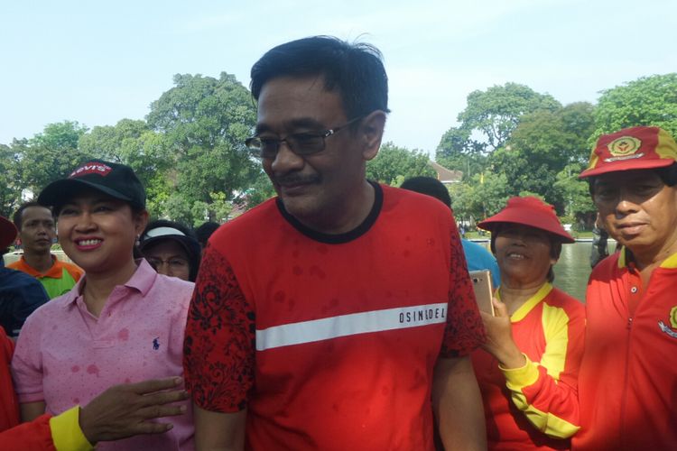 Gubernur DKI Jakarta Djarot Saiful Hidayat usai melepas ikan di Taman Situ Lembang, Jakarta Pusat, Sabtu (7/10/2017). 