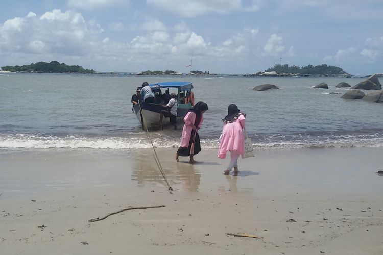 Dari Pantai Penyusuk wisatawan bisa mengunjungi Pulau Putri menggunakan perahu motor, Sabtu (2/2/2019). Pantai Penyusuk berada di Kecamatan Belinyu, Kabupaten Bangka, Kepulauan Bangka Belitung