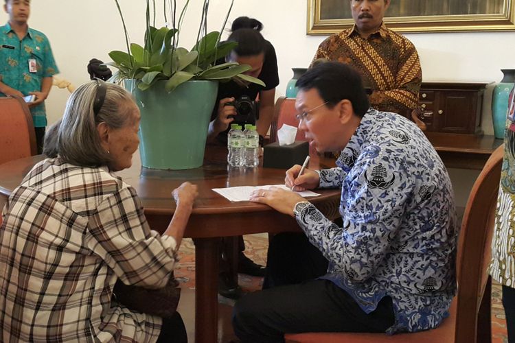 Gubernur DKI Jakarta Basuki Tjahaja Purnama (Ahok) melayani pengaduan warga di ruang tamu Balai Kota DKI Jakarta, Selasa (2/5/2017).