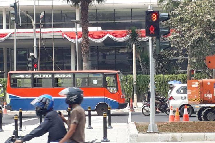 Pelican Crossing di Jalan M.H Thamrin, Jakarta Pusat, Senin (30/07/2018).