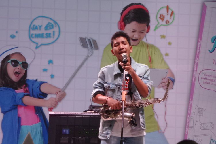 Rafi Sudirman melakukan perform dalam peluncuran buku Digital ParenThink di Lippo Mall Kemang, Jakarta Selatan, Kamis (16/8/2018). Buku itu ditulis oleh Mona Ratuliu berdasarkan pengalaman pribadinya mengurus anak.