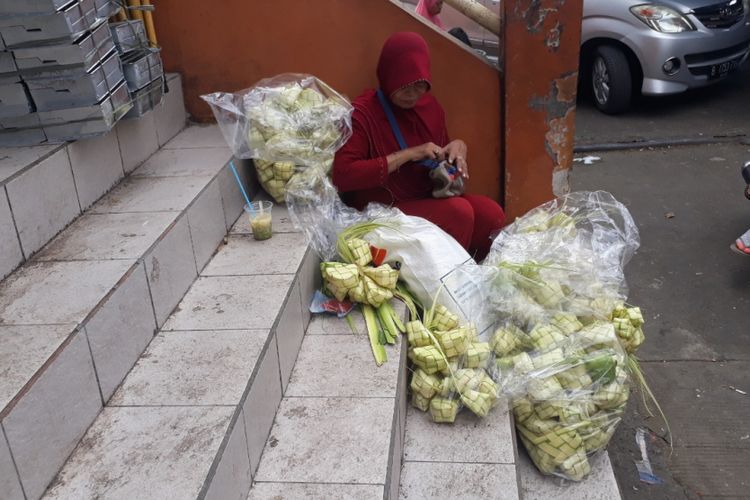 Dua hari berjualan kulit ketupat, Isani (47) raup omset jutaan rupiah di Pasar Baru Bekasi, Selasa (21/8/2018).