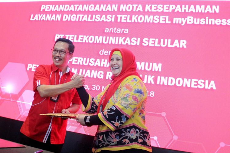 Vice President Corporate Account Management Telkomsel Primadi K Putra dan Head of Strategic Business Unit Digital Security PERURI Farah Fitria Rahmayati saat penandatanganan Nota Kesepahaman Layanan Digitalisasi Telkomsel myBusiness antara Telkomsel dengan Perum Peruri di Jakarta, Jumat (30/11). 