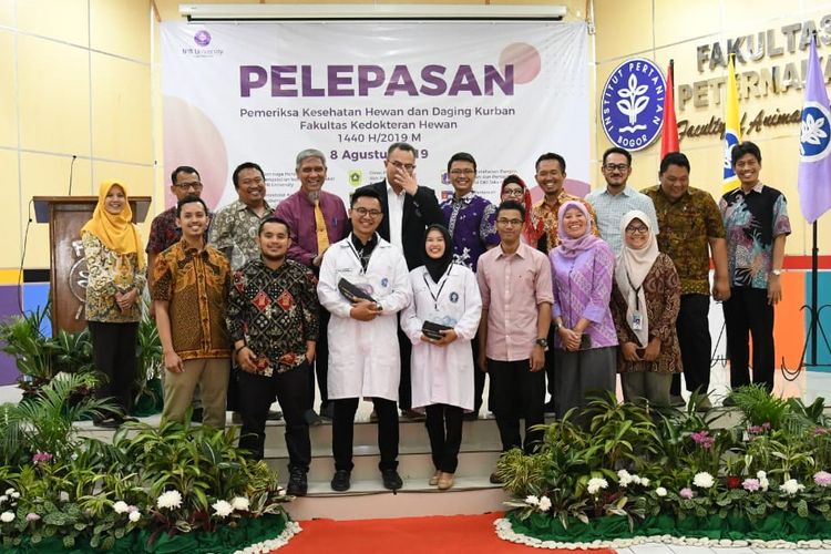 Rektor IPB University, Arif Satria pada 8 Agustus 2019 lalu melepas 654 mahasiswa dan 43 dosen FKH IPB University sebagai petugas pemeriksa kesehatan hewan dan daging kurban, di Auditorium Jannes Humuntal Hutasoit Fakultas Peternakan (Fapet) Kampus Dramaga, Bogor.