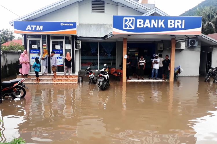 Banjir merendam empat desa dan kelurahan di Kecamatan Ponrang, Kabupaten Luwu, Sulawesi Selatan, Selasa (11/6/2019) siang, menyebabkan fasilitas umum dan salah satu kantor bank ikut terendam.