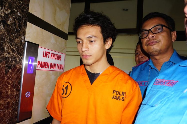 Artis peran Jefri Nichol mengenakan baju tahanan di Polres Jakarta Selatan, Rabu (24/7/2019). Jefri ditangkap polisi karena mengonsumsi ganja. 