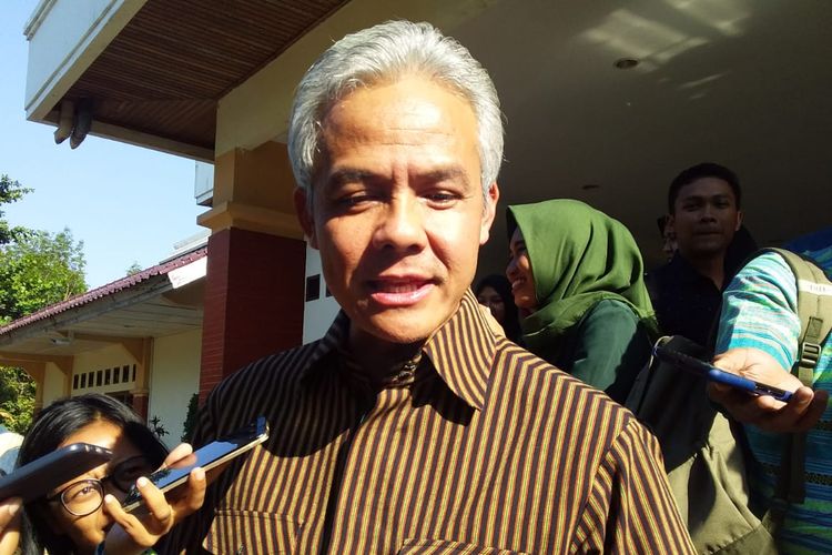 Gubernur Jawa Tengah Ganjar Pranowo saat menghadiri pertemuan di Gedung Prof Soedarto Undip Tembalang, Semarang, Selasa (10/0) 