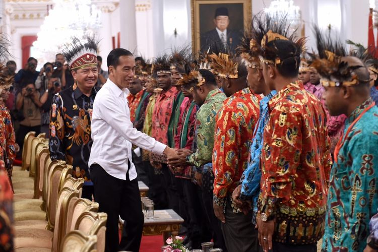 Kepala Badan Intelijen Negara Budi Gunawan ikut mendampingi Presiden Joko Widodo saat bertemu tokoh Papua dan Papua Barat di Istana Merdeka, Jakarta, Selasa (10/9/2019).