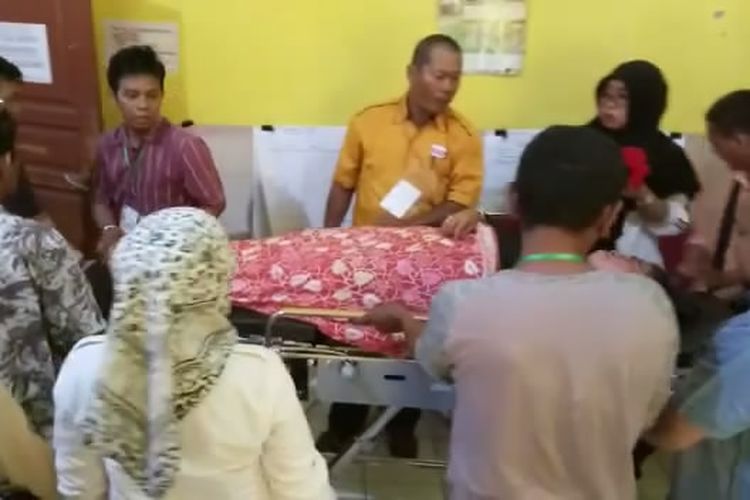 Ketua Panwascam Kecamatan Ujung, Kota Parepare, Sulawesi Selatan, Marwani, saat dirawat di Puskesmas Ujung, Makassar, Rabu (24/4/2019).