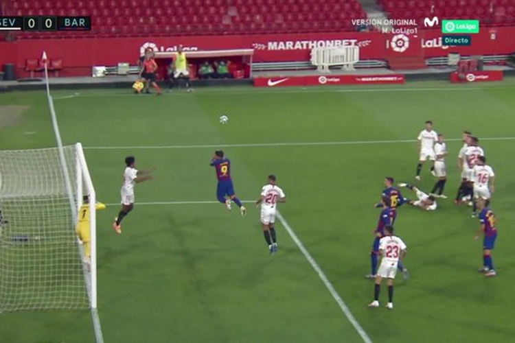Bek Sevilla, Jules Kounde (baju putih di depan gawang dan kiper), bertahan di garis gawang demi mencegah Lionel Messi mencetak gol dari tembakan bebas pada laga lanjutan Liga Spanyol, Sabtu (20/6/2020) dini hari WIB.