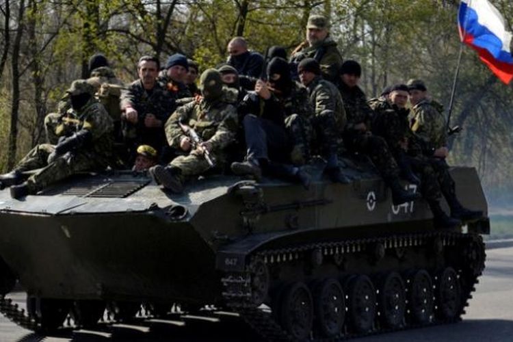 Sepasukan separatis Ukraina Timur dengan mengibarkan bendera Rusia merebut kendaraan lapis baja milik militer Ukraina di kota Kramatorsk dan kemudian mengendarainya berkeliling kota.