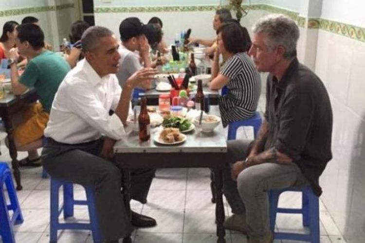 Presiden AS Barack Obama makan bun cha bersama Anthony Bourdain di warung makan sederhana di Hanoi, Vietnam.  Foto ini diambil pada 2016.