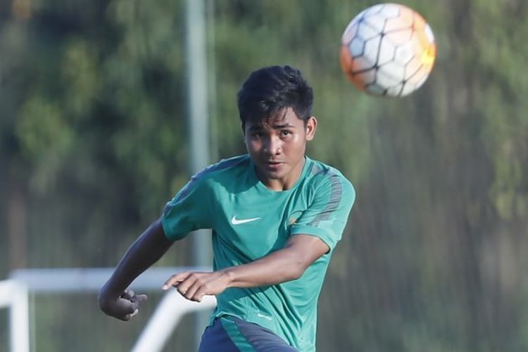 Aksi gelandang PSM Makassar, Asnawi Mangkualam Bahar, pada sesi seleksi tahap ketiga Indonesia di Lapangan Sekolah Pelita Harapan (SPH), Karawaci, Tangerang, Banten, Kamis (9/3/2017) pagi WIB.