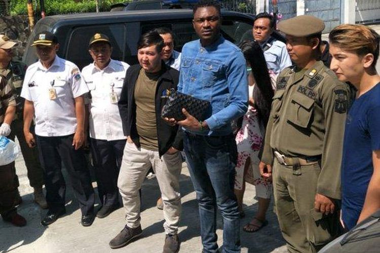 Tiga orang imigran yang merupakan pencari suaka diamankan Satpol PP setelah tertangkap bersama wanita di kawasan Sawah Besar, Jakarta Pusat, Rabu (31/7/2019).