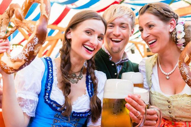 Oktoberfest di Jerman adalah festival yang diadakan sepanjang 16 hari (dari akhir bulan September hingga minggu pertama bulan Oktober), dan dihadiri oleh kurang lebih 6 juta pecinta bir.