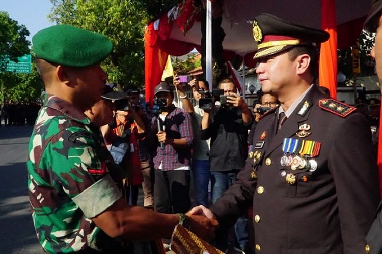 Kapolres Pemalang Jawa Tengah AKBP Kristanto Yoga Darmawan memberikan penghargaan kepada Babinsa Koramil Moga Kopda Mulyo Haryono atas jasanya membujuk pelaku pembunuhan bocah 8 tahun di Bogor Jawa Barat.