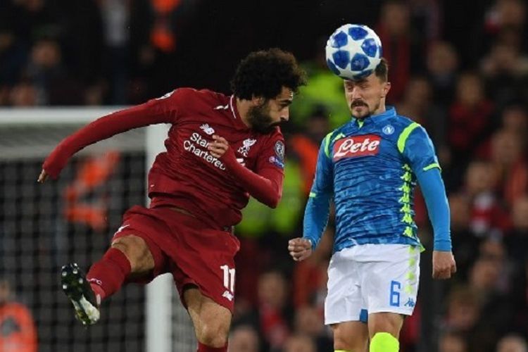 Mohamed Salah dan Mohame Rui berduel di udara pada laga Liverpool vs Napoli di Stadion Anfield dalam lanjutan Liga Champions, 11 Desember 2018. 